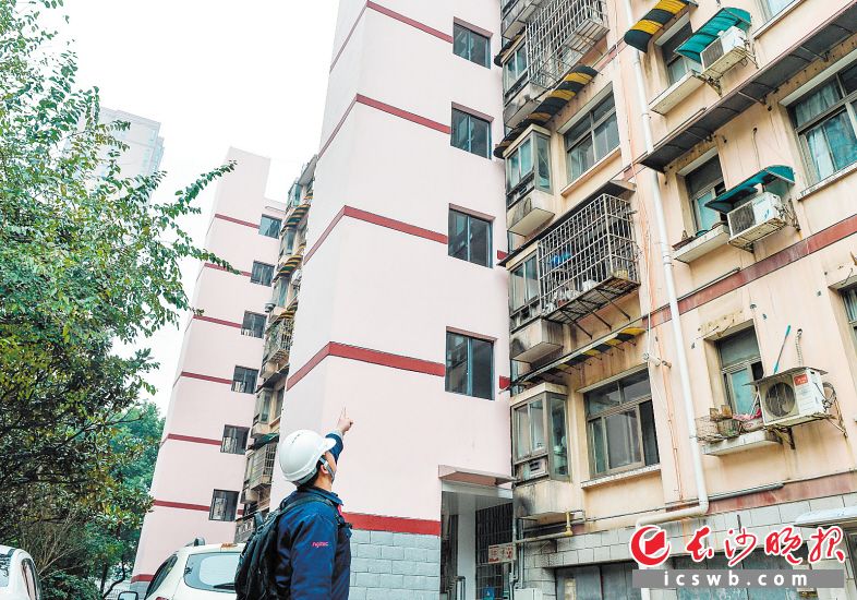 晚报小区安装了电梯后极大地方便了小区居民出行。