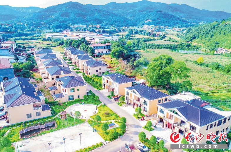 浏阳市大瑶镇南山村，村民搬进集中居住点，前有花园，后有菜园，旁有公园，既享有城市便利，又不失乡村情趣。 长沙市农业农村局供图
