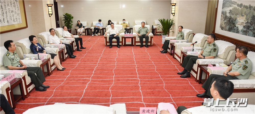 7月29日下午，省委常委、市委书记吴桂英在省军区走访慰问。长沙晚报全媒体记者 余劭劼 摄