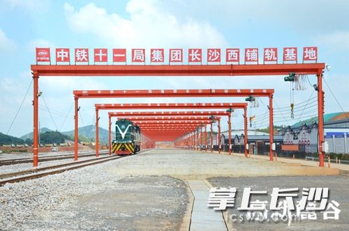 7月28日，烈日下的常益长动车检修所内依旧一片“火热”的建设场景。