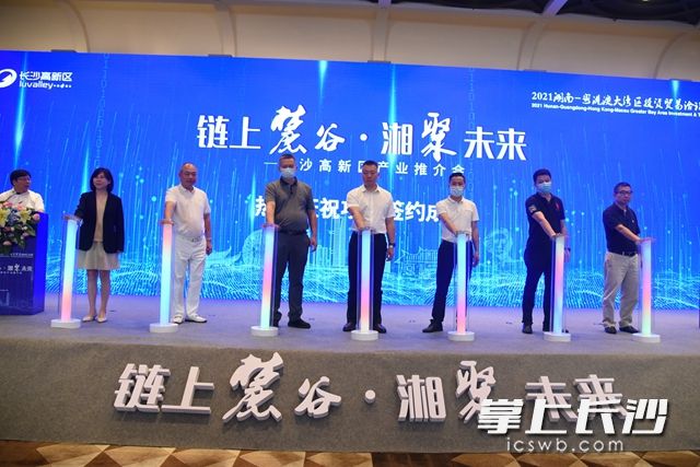 现场，6大企业项目与高新区签约。