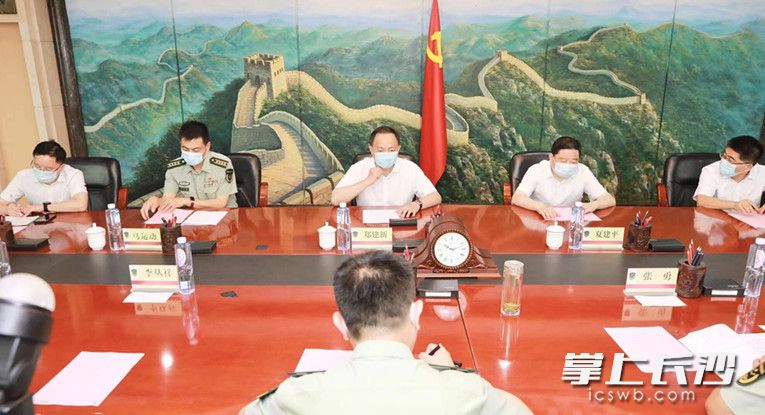 郑建新到武警湖南总队走访慰问。刘书勤摄