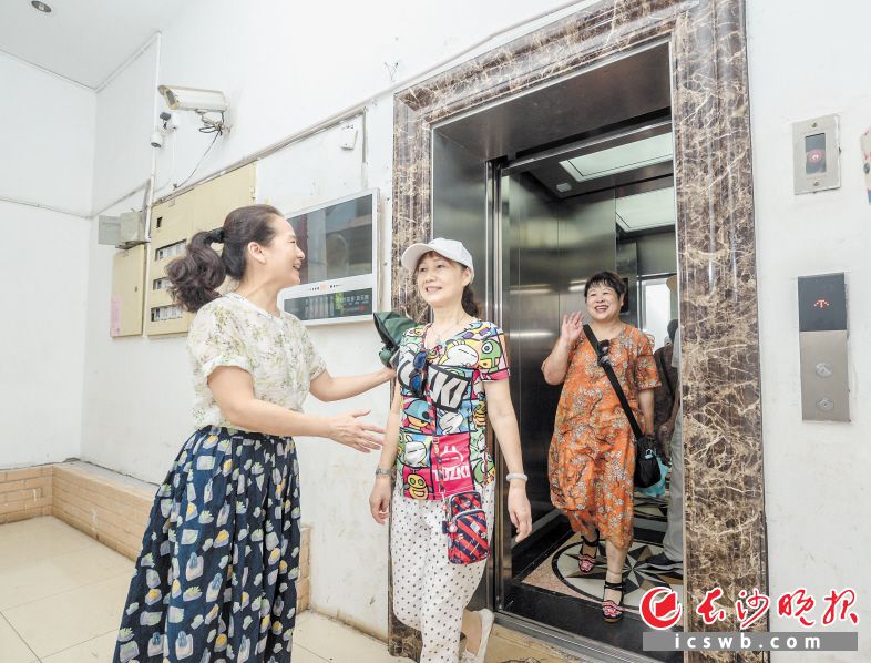 近年来，天心区把老旧小区改造作为办好惠民实事、增进民生福祉的大事来抓。图为赤岭路街道芙蓉南路社区华盛家园小区，22台老旧电梯全部更换，让居民笑开颜。长沙晚报全媒体记者 陈飞 摄