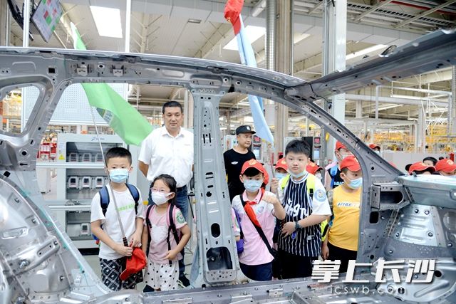 看着从零部件、外壳、发动机等，一步步成为一辆完整的汽车。