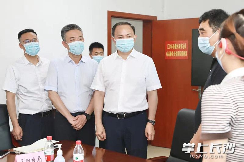 郑建新走进长沙市岳麓区新型冠状病毒肺炎疫情防控指挥部，慰问正在值班值守的工作人员。刘书勤摄