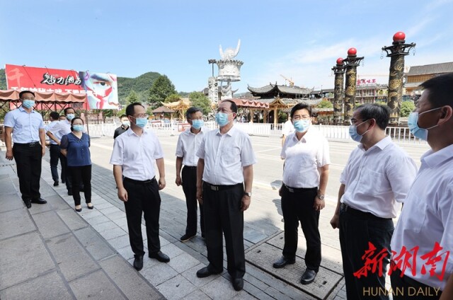 7月31日，省委副书记、省长毛伟明在张家界市督导检查疫情防控工作。图为毛伟明在张家界市武陵源区魅力湘西剧院督导检查。