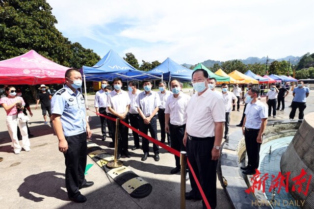 毛伟明在张家界市武陵源区核酸采样点督导检查。