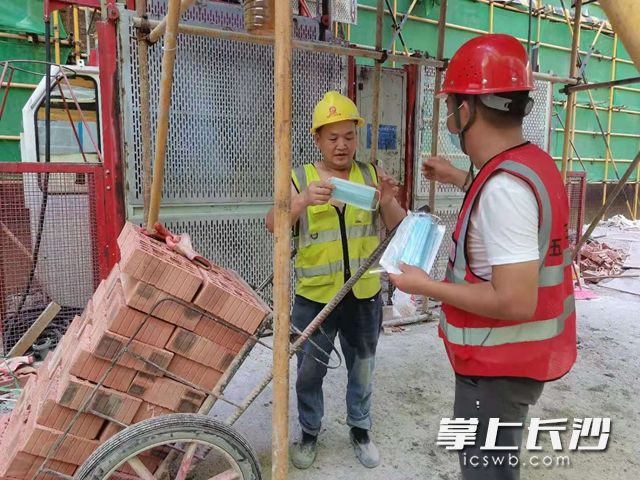 项目工地上，600多名建设者都戴上了口罩。