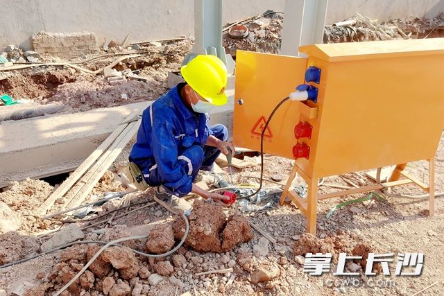 一线建设者正在安装电箱。