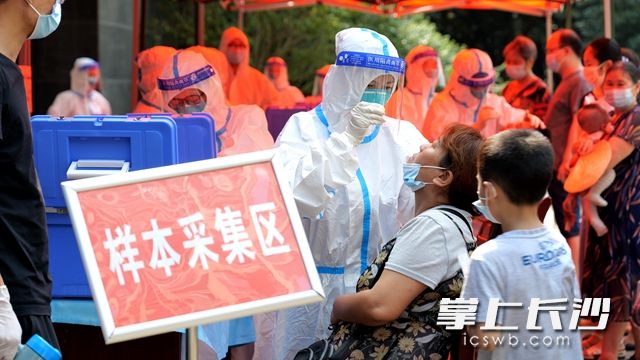 8月1日，长沙高新区在保利麓谷林语小区等地设置了8个核酸检测点，开展全员核酸检测实操演练。