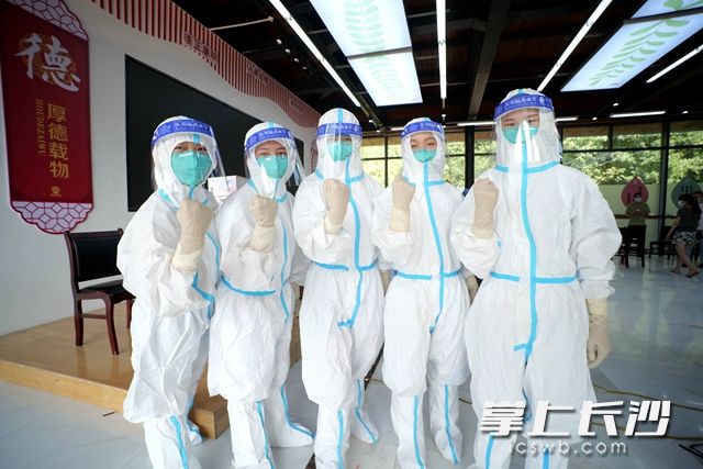 穿着防护服，白衣天使们一起加油打气，打赢疫情防控这场硬仗。