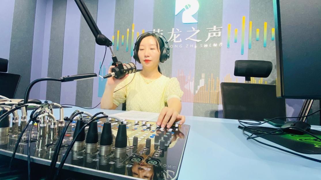 岳麓区融媒体中心记者在“荣龙之声”播报防疫知识。均为通讯员 陈卫 供图
