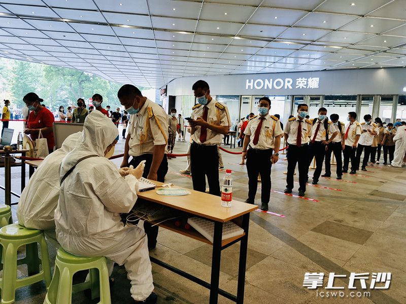 商场物业管理人员有序接受检测。通讯员 龙海波 摄