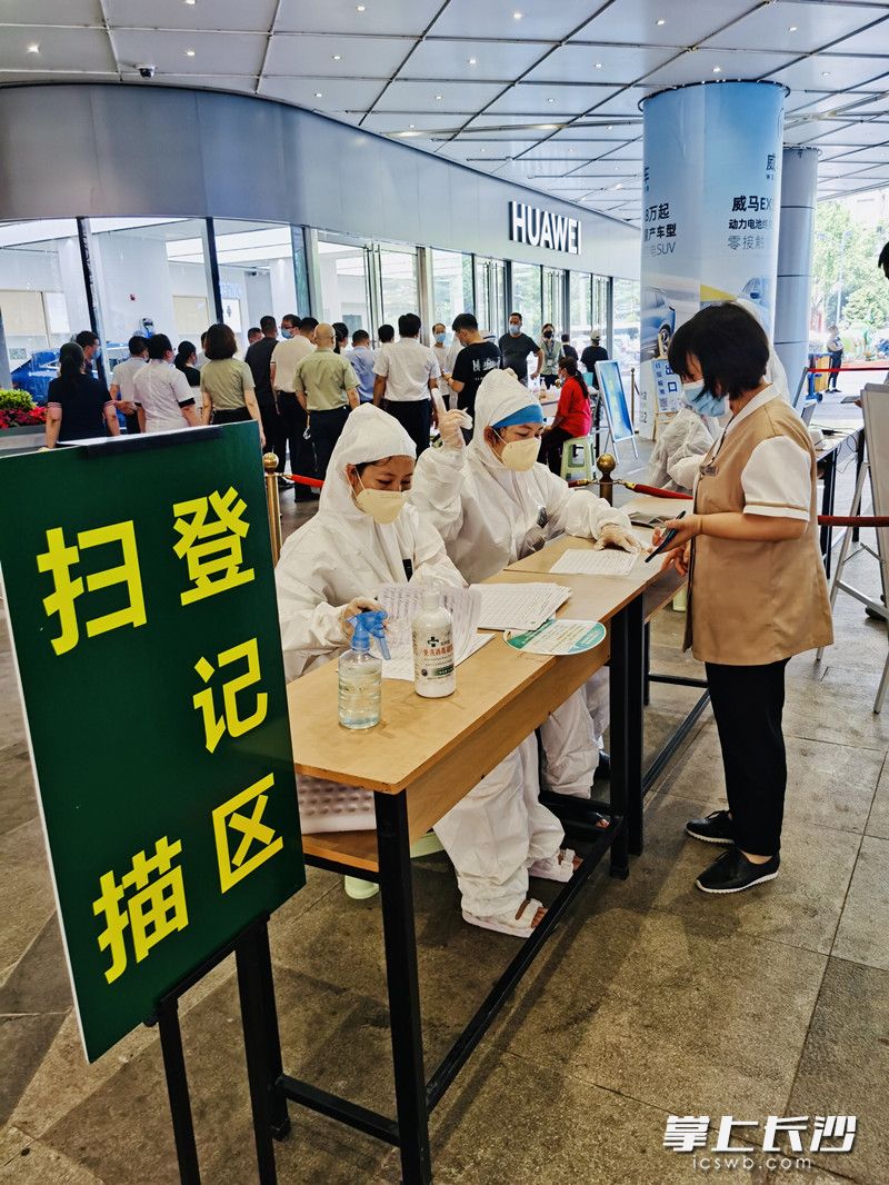 登记区井然有序。通讯员 龙海波 摄
