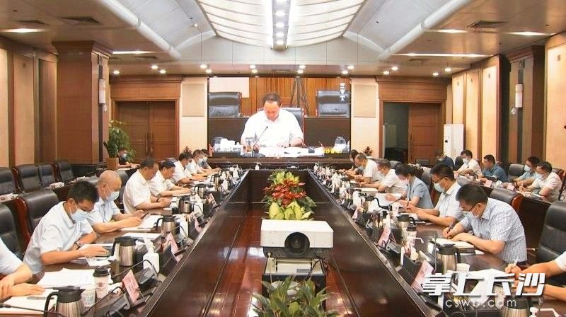 郑建新出席市新型冠状病毒肺炎防控指挥部会议。全媒体记者 黄汝兮 摄