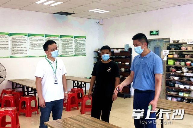 企业食堂环境消杀、错峰就餐是否落实到位，也是高新区招商合作局联动防控小组关心的细节。