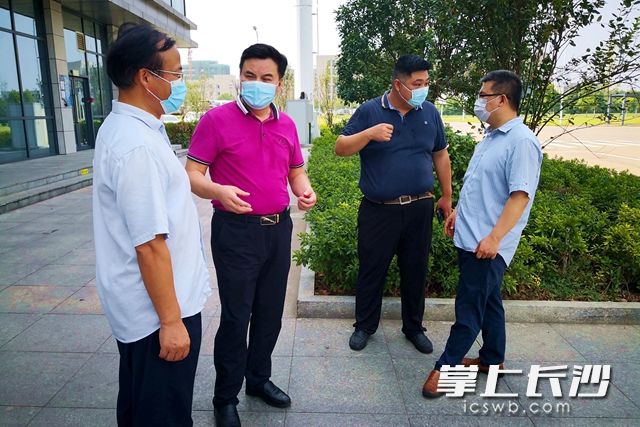 高新区招商合作局的联动防控工作小组，深入联点53家企业。