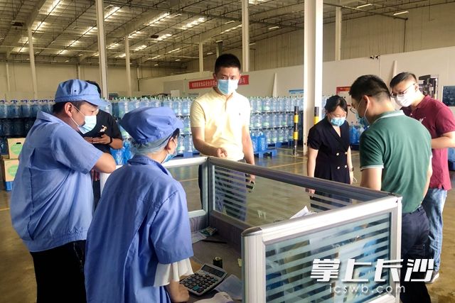 最后那张照片是：8月4日 走访丰树内乐百氏，提出对企业防疫措施的改善意见。
