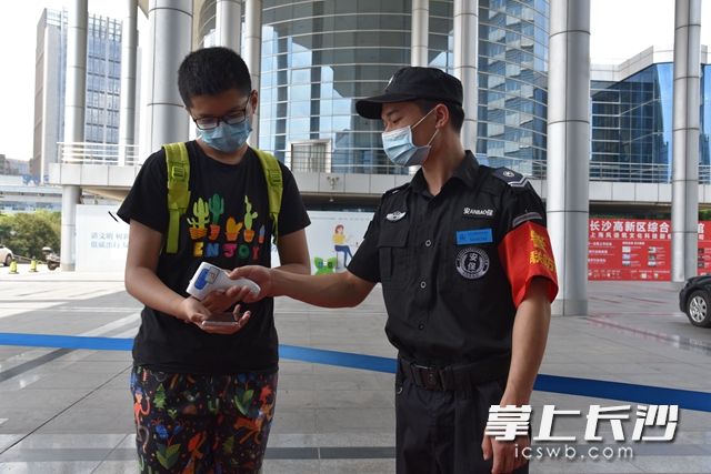 每一位进入大厅的办事群众，必须要测量体温方可进入。