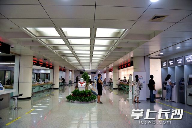 在高新区政务服务大厅内设置了一米线，市民自觉排队办理业务。