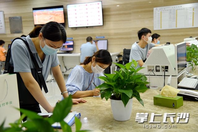 据了解，高新区政务服务大厅日均人流量可达600人次。