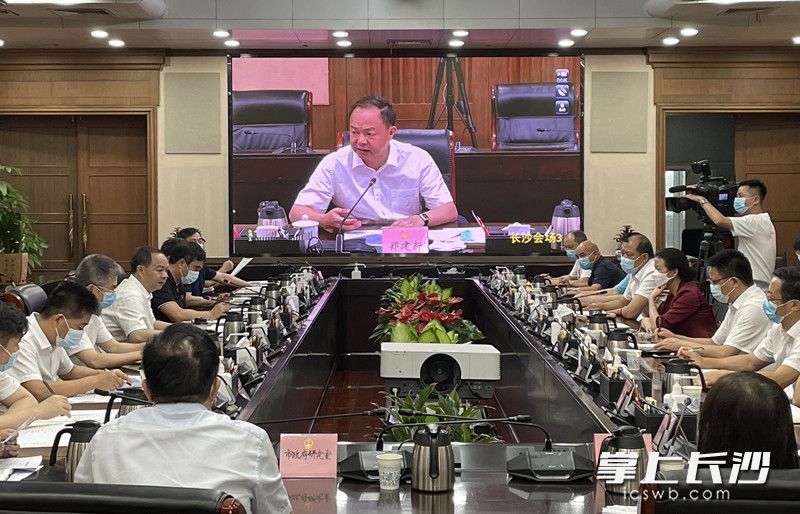 郑建新出席市新型冠状病毒肺炎防控指挥部会议。刘书勤摄