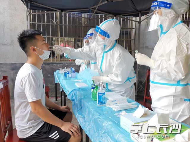 白马街道开展核酸检测应急演练，以进一步提升辖区疫情防控工作应急处置水平。