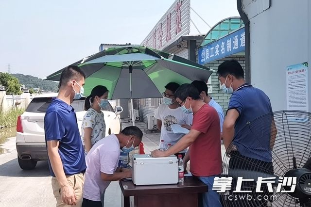 街道党员干部督促项目工地做好防疫措施。