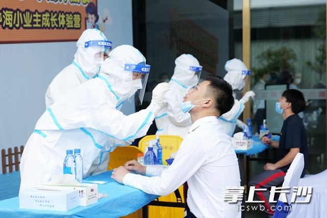 8月5日，白马街道组织医务人员与党员志愿者为重点企业和项目提供点对点“上门送检”服务。