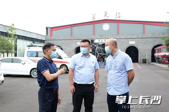 兰天集团主要负责人与党员干部交流核酸检测情况。
