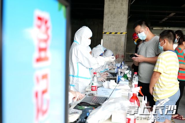 在湖南三安半导体产业园项目现场，医务人员现场核对人员信息。