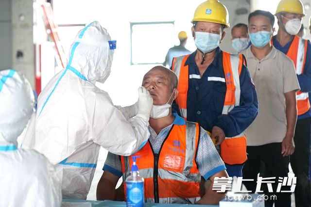 熟悉的环境和医务人员贴心的提示，打消了许多工人紧张的情绪。