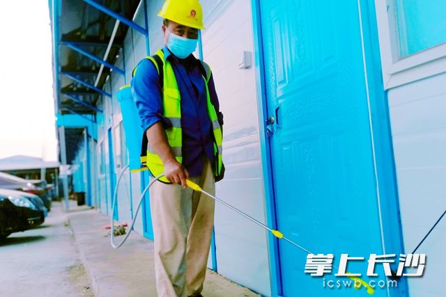 五矿二十三冶长远锂科车用锂电池扩产项目生活区每天进行多次消杀。