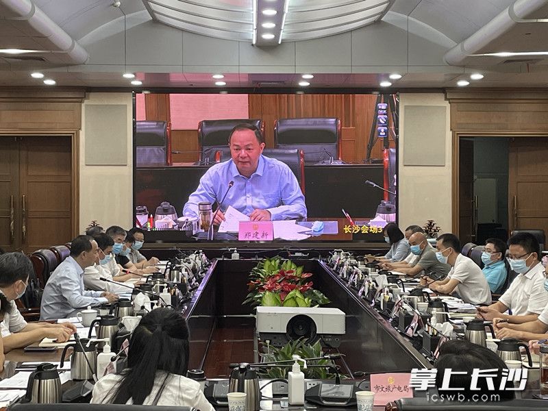 郑建新出席市新型冠状病毒肺炎防控指挥部会议。长沙晚报全媒体记者 黄汝兮 摄