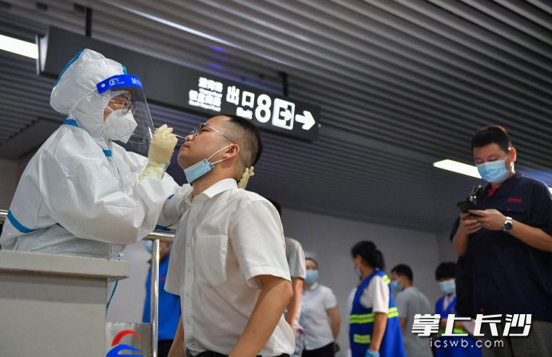 8月5日，地铁2号线溁湾镇站，长沙市三医院医护人员正在给地铁工作人员进行核酸检测采样。图片均为长沙晚报全媒体记者 邹麟 摄