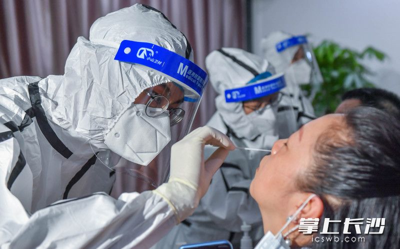 8月5日，长沙汽车西站，长沙市四医院医护人员正在给西站工作人员进行核酸检测采样。