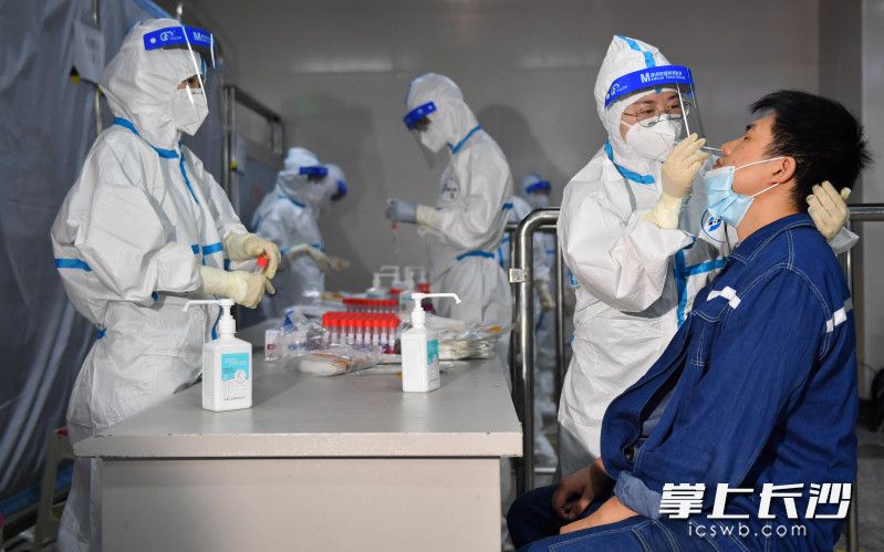 8月5日，地铁2号线溁湾镇站，长沙市三医院医护人员正在给地铁工作人员进行核酸检测采样。