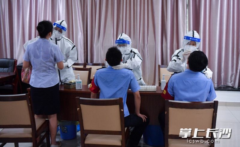 8月5日，长沙汽车西站，长沙市四医院医护人员正在给西站工作人员进行核酸检测采样。