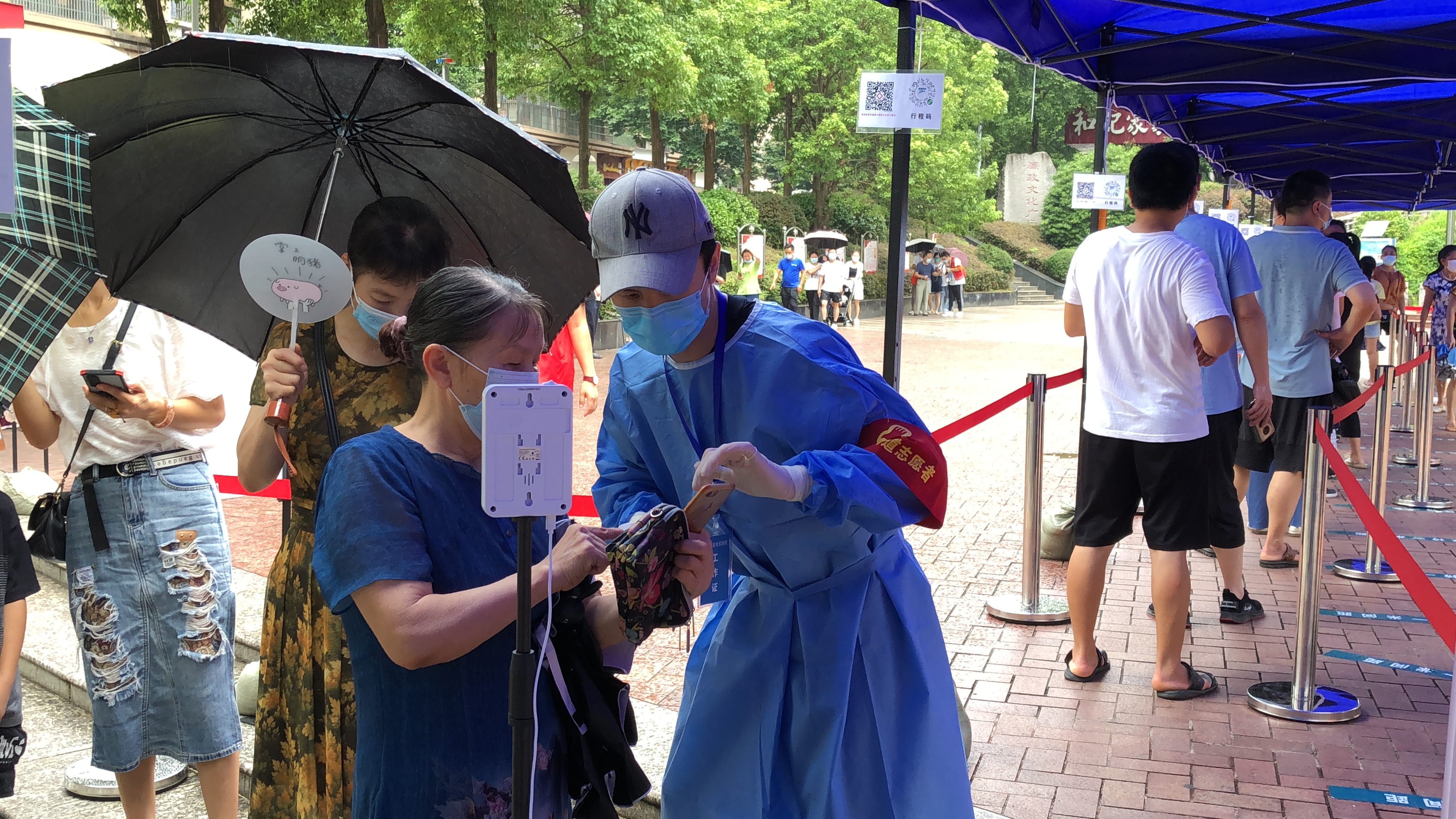 市民在集装箱核酸采集点排队等待检测。