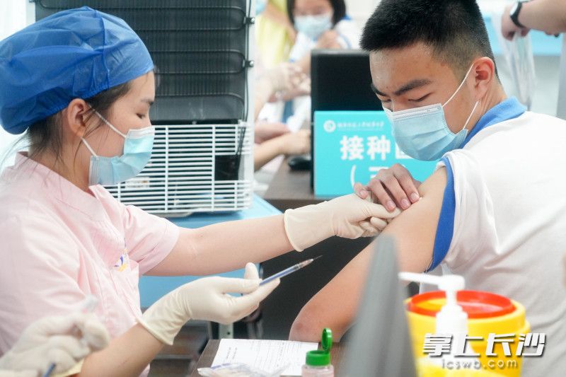 今日湖南师大附中根据自愿接种、应种尽种、就近方便原则,组织了家住长沙城区的高一至高三学生入校接种新冠疫苗。均为长沙晚报通讯员 苏晓玲 摄 今日湖南师大附中根据自愿接种、应种尽种、就近方便原则,组织了家住长沙城区的高一至高三学生入校接种新冠疫苗。均为长沙晚报通讯员 苏晓玲 摄