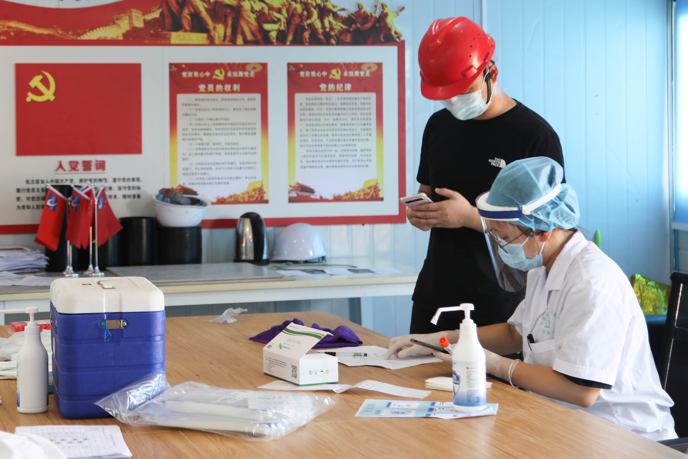 连日来，湘江集团在积极做细做实做好防疫工作的同时，全力做好片区开发、项目建设等重点工作及城市运营、产业投资等各类市场化业务。均为长沙晚报全媒体记者 陈焕明 通讯员 沈阔 解婷 摄影报道