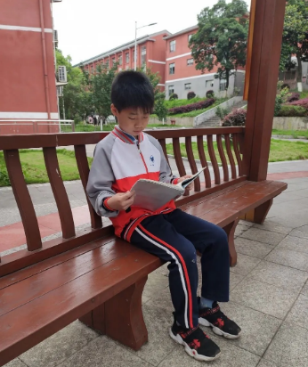 ▲李伟祺，今年12岁，活泼开朗、爱好广泛，喜欢篮球、乒乓球、绘画、阅读、机器人，曾获得长沙市奥林匹克机器人编程金牌，长大后希望当一名光荣的优秀人民教师。