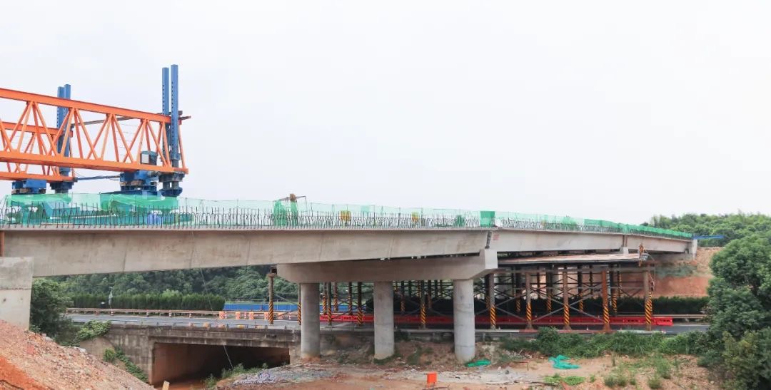 新学士路西延线长潭西高速大王山互通立交工程日前完成跨线桥梁板架设施工。