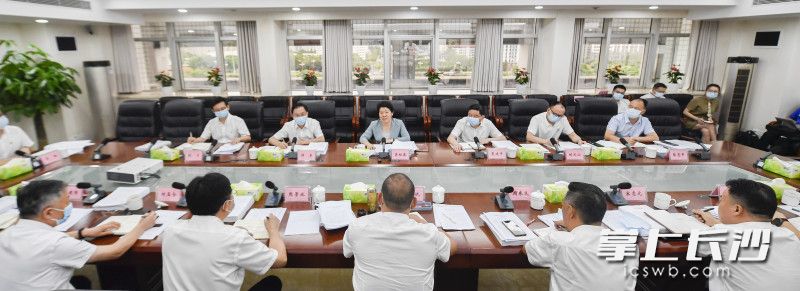 8月10日下午，省委常委、市委书记吴桂英在市发改委调研并主持召开座谈会。长沙晚报全媒体记者 余劭劼 摄