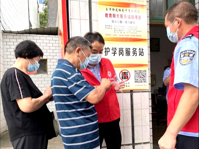  在宁乡市玉潭街道，党员志愿者在核酸检测入口处检查居民的健康码。 长沙晚报全媒体记者 张禹 通讯员 胡波 张佳 摄影报道