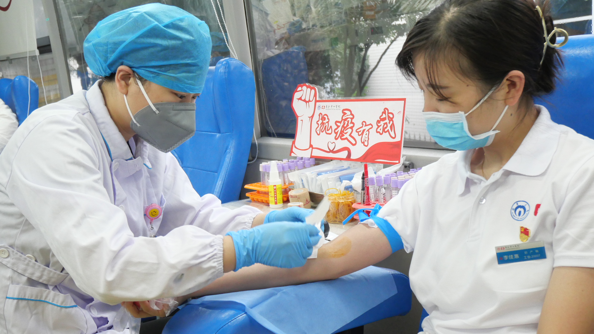 长沙市中心医院医护人员正在献血。长沙血液中心 供图