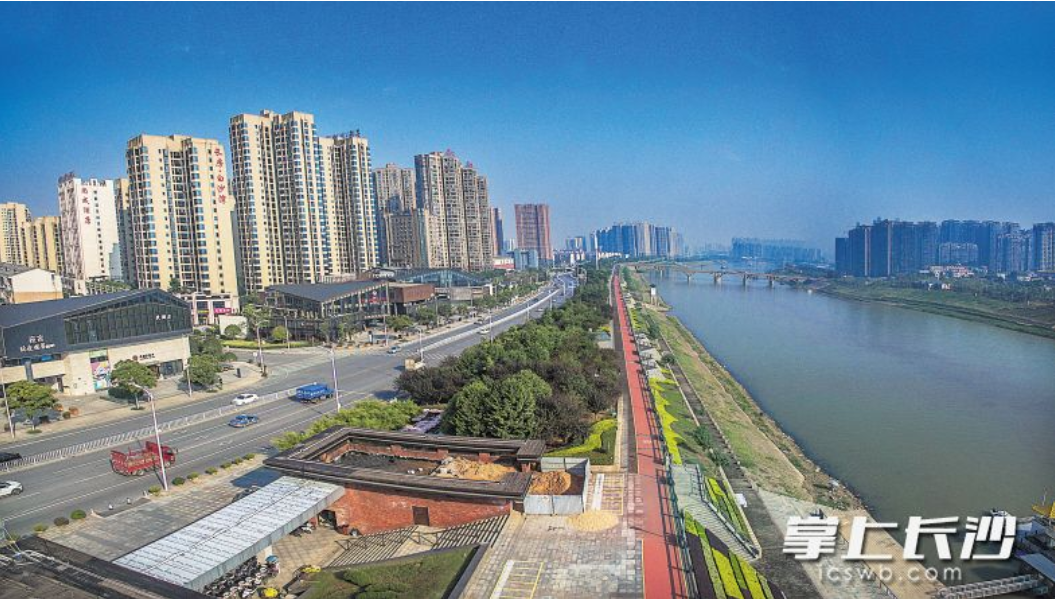 浏阳河风光带碧水蓝天，景色宜人。长沙晚报记者 陈飞 摄