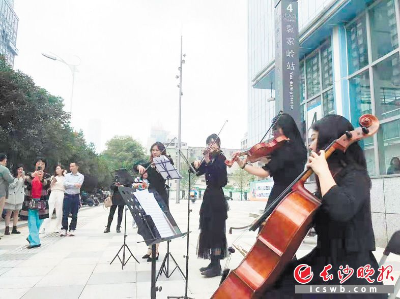 在城市文化客厅袁家岭，街头一场交响乐快闪活动正在浪漫上演。胡宣供图