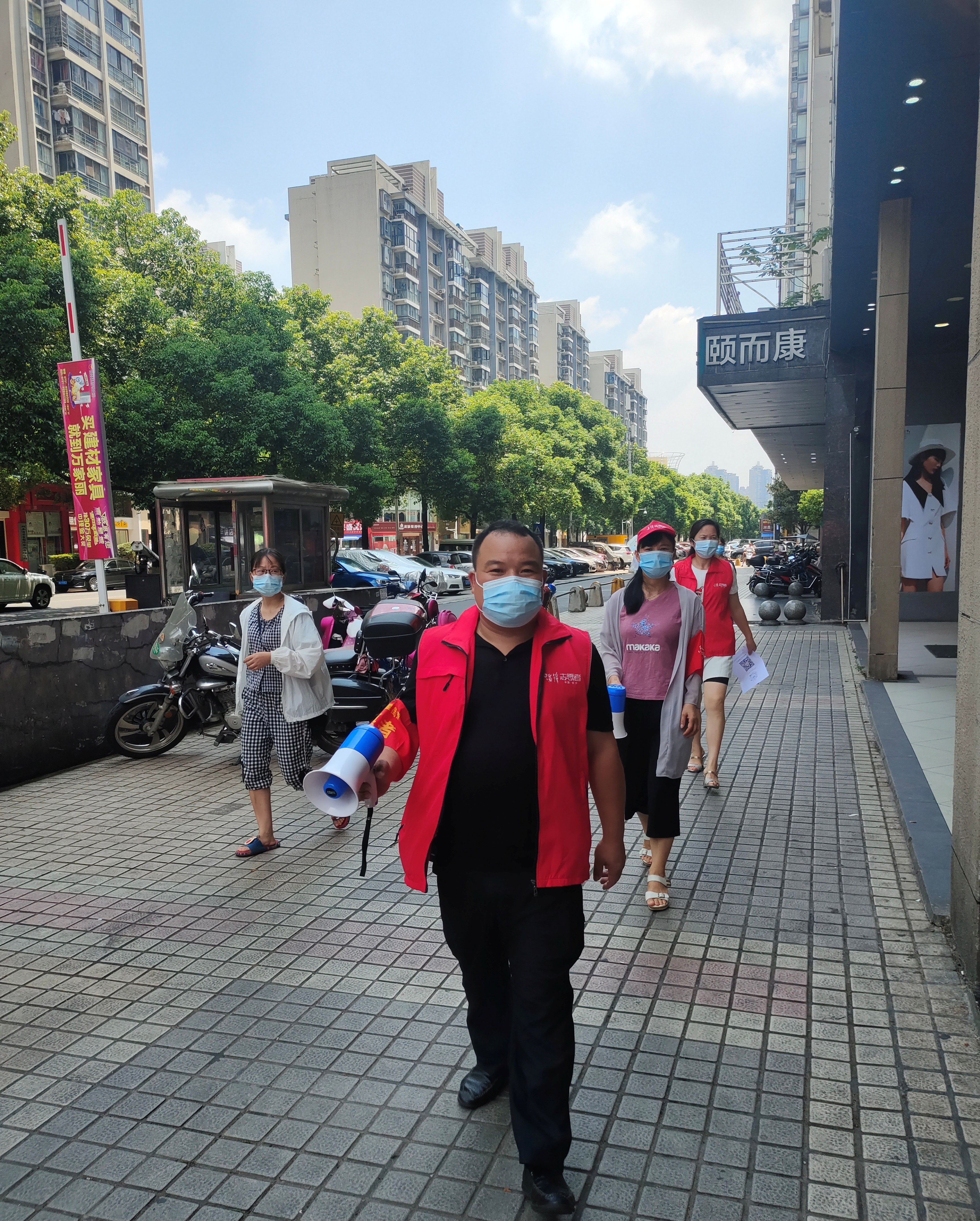 连日来，陈双华奔波在基层抗疫一线，积极开展志愿服务。图片均由市文明办提供