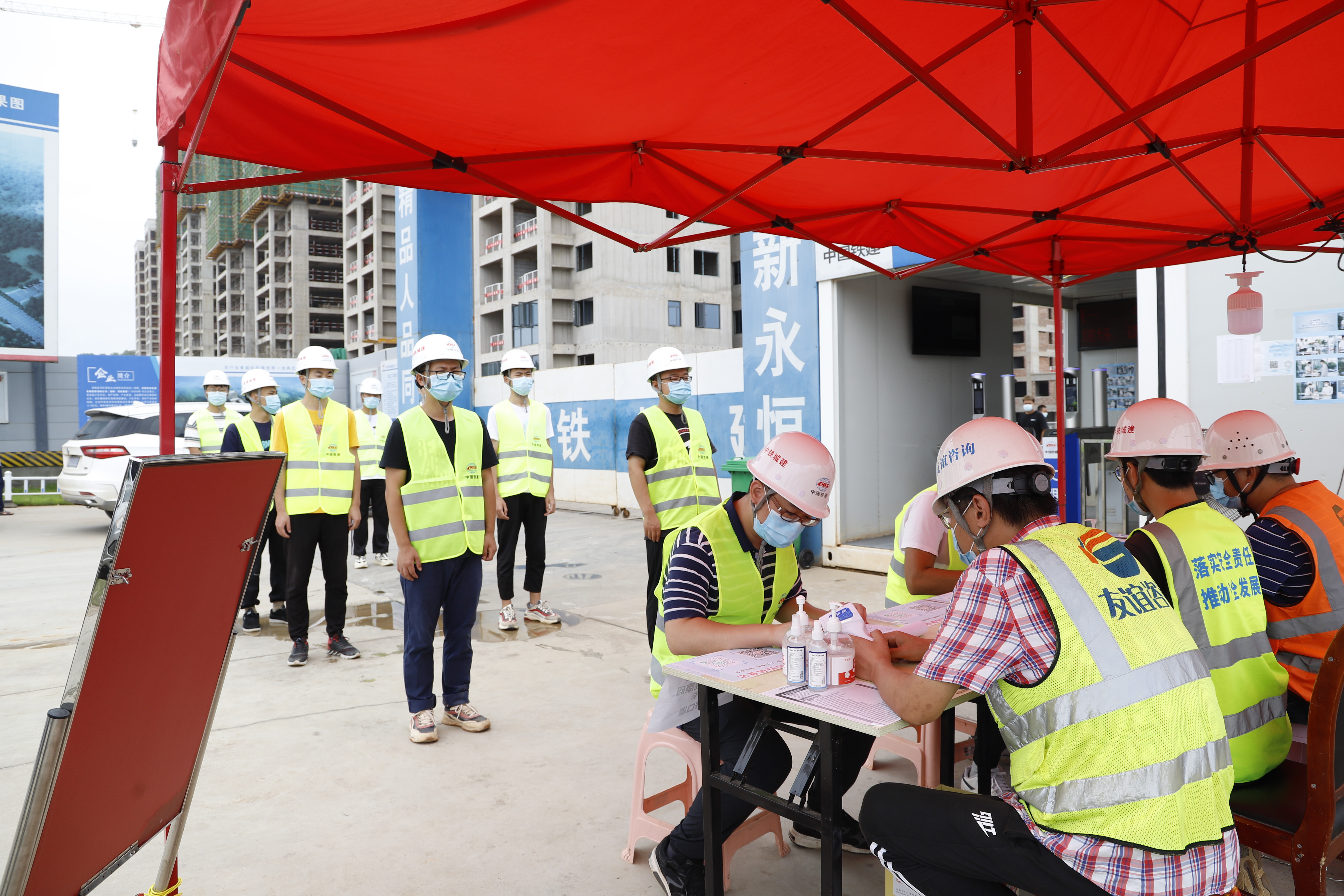 施工人员有序进入工地。均为长沙晚报通讯员 何丹 供图